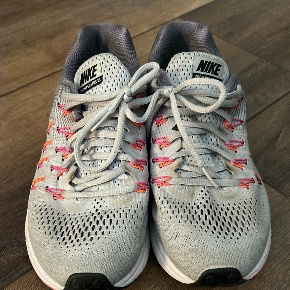 Nike Women's Gray and Pink Athletic Shoes